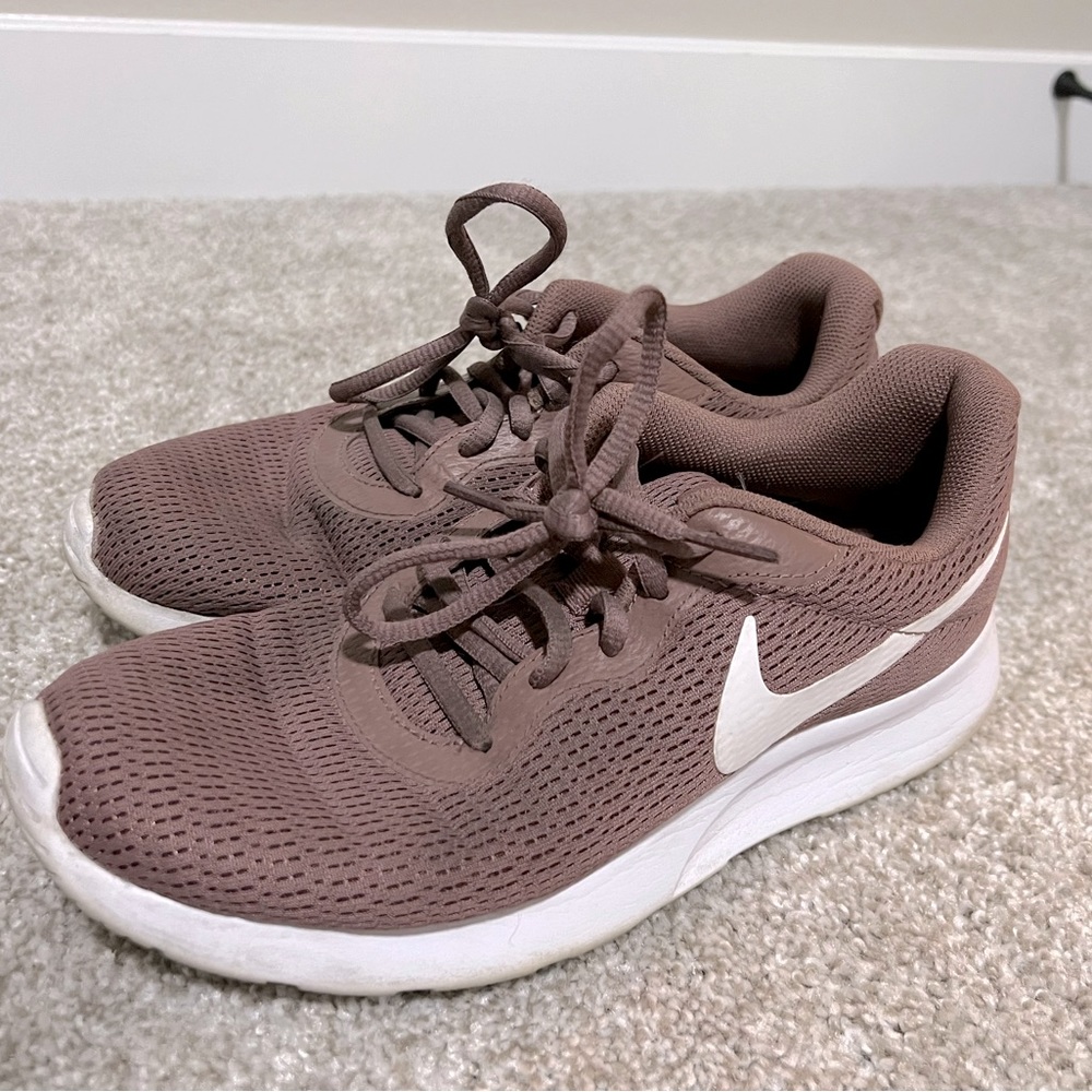Women’s Nike Mauve Tennis Shoe Size 8.5